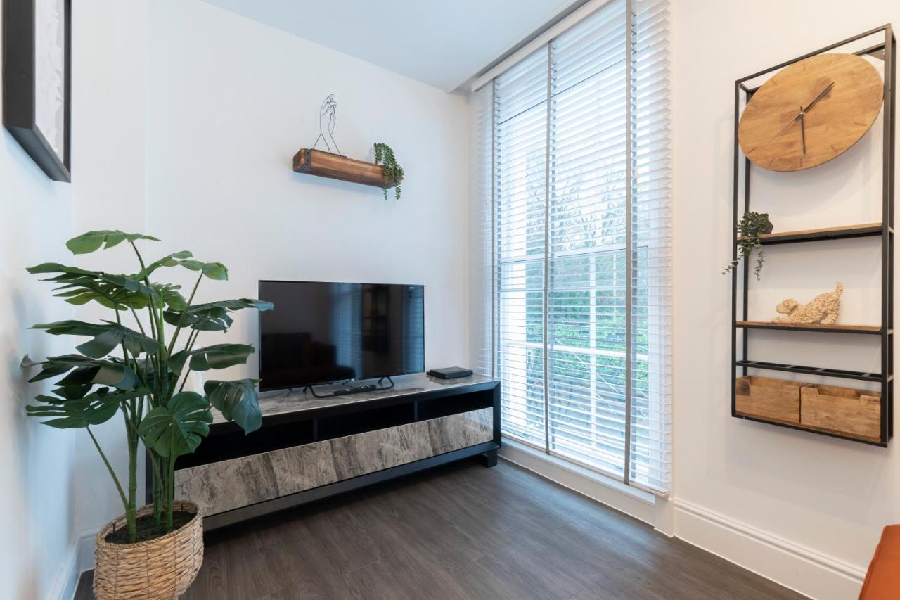 Elliot Oliver - Luxury 2 Bedroom Regency Apartment With Parking & Ev Charger 첼튼엄 외부 사진