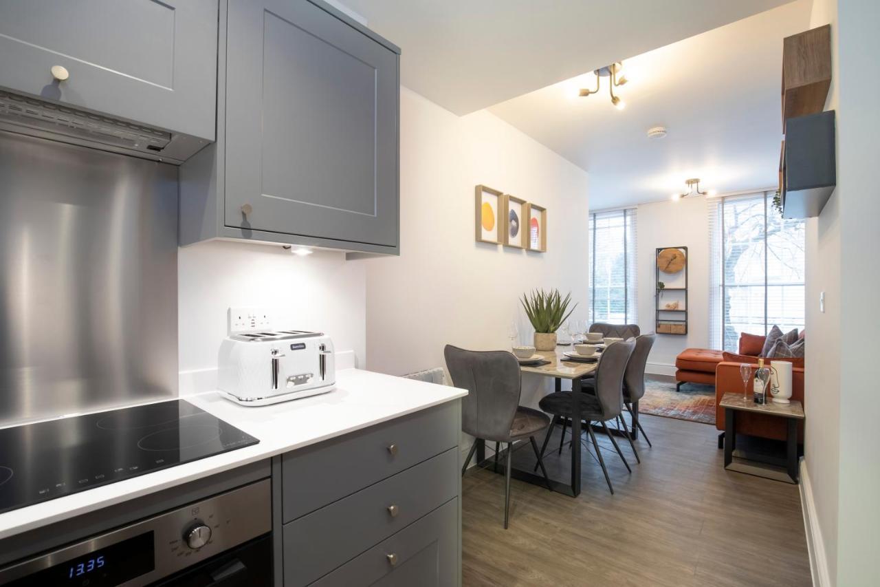 Elliot Oliver - Luxury 2 Bedroom Regency Apartment With Parking & Ev Charger 첼튼엄 외부 사진
