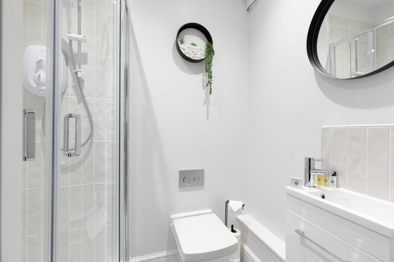 Elliot Oliver - Luxury 2 Bedroom Regency Apartment With Parking & Ev Charger 첼튼엄 외부 사진