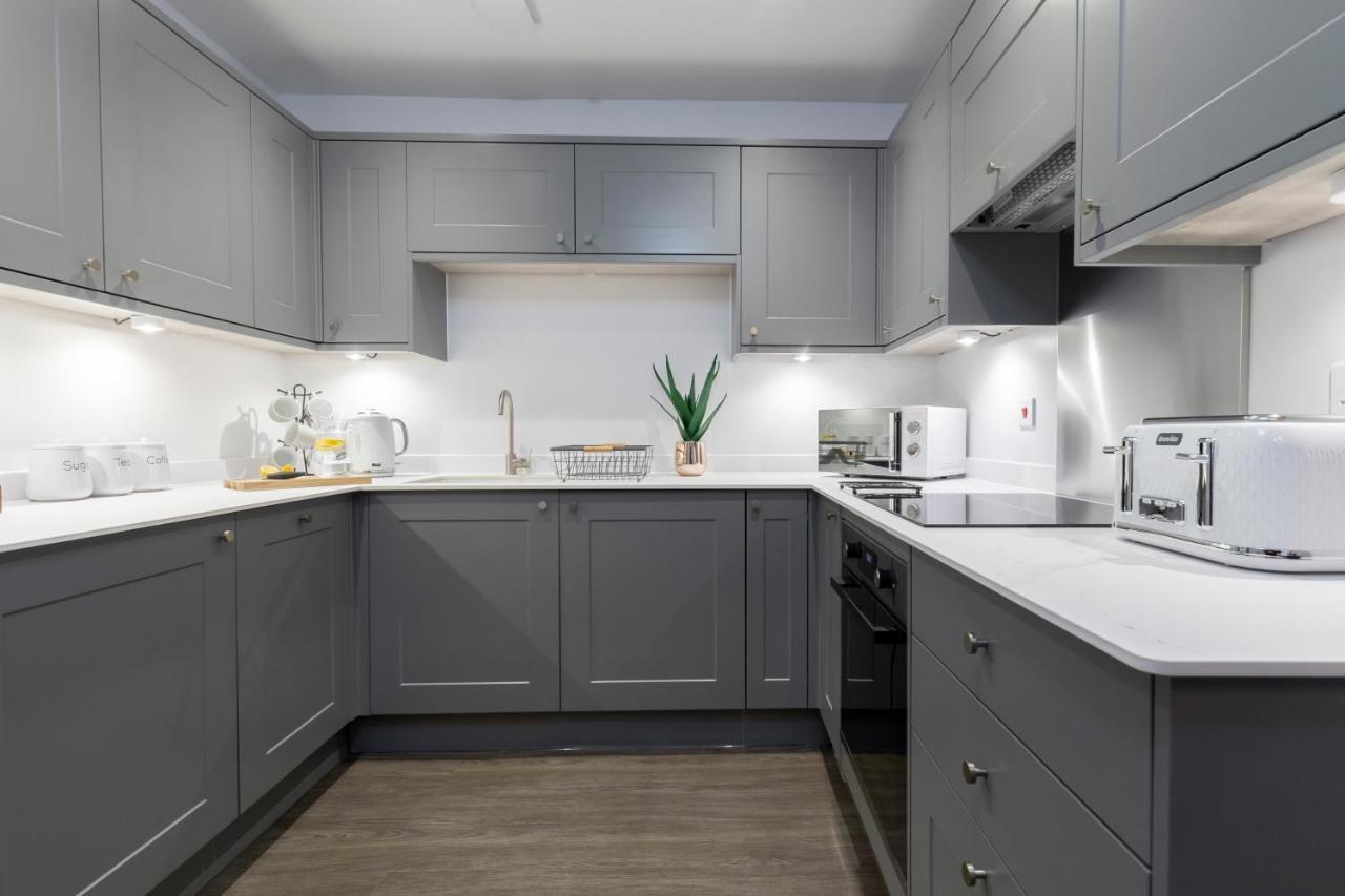 Elliot Oliver - Luxury 2 Bedroom Regency Apartment With Parking & Ev Charger 첼튼엄 외부 사진