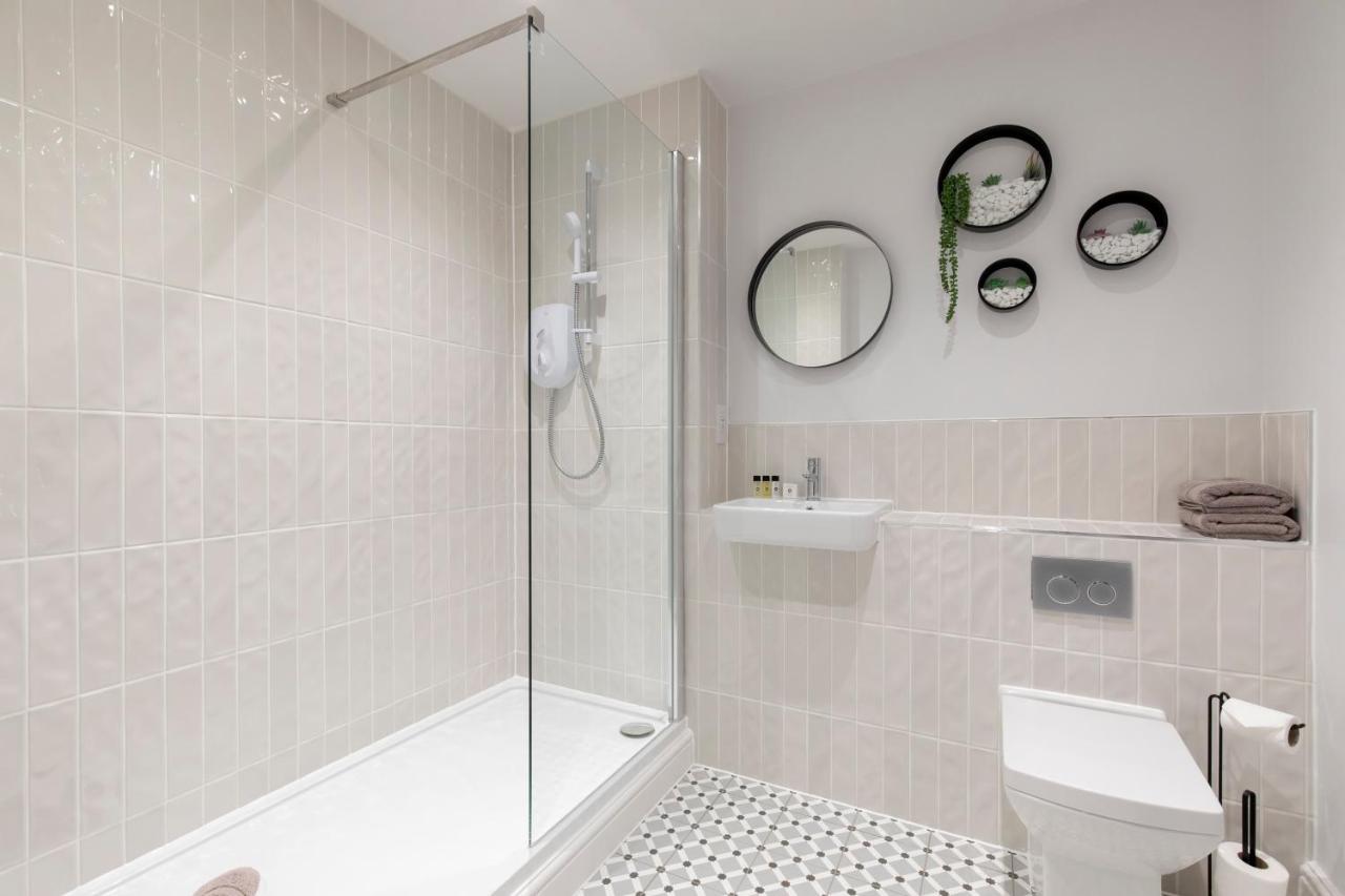 Elliot Oliver - Luxury 2 Bedroom Regency Apartment With Parking & Ev Charger 첼튼엄 외부 사진